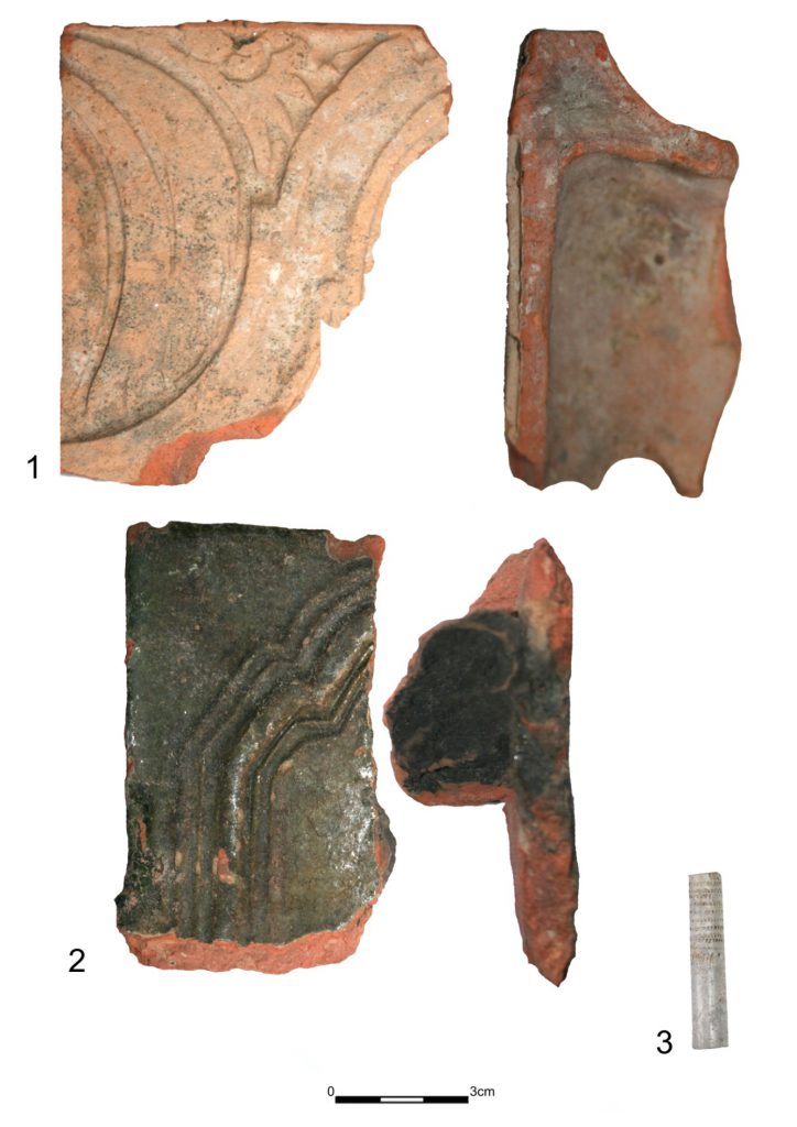 Ryc. 5. Starogard Gdański, stanowisko 18. Fragmenty kafli (1-2) i fajki (3). Fot. A. Rembisz-Lubiejewska