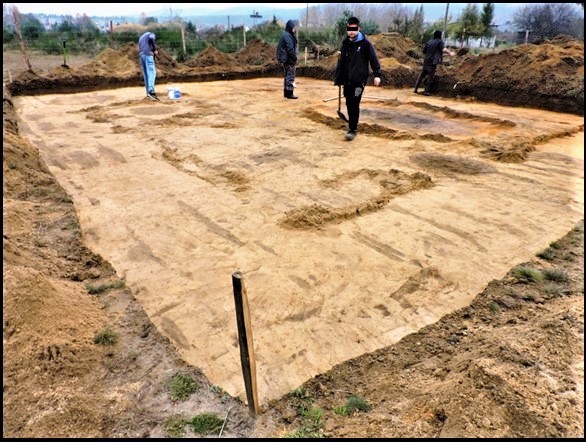 Po zdjęciu humusu naszym oczom ukazało się coś, co widziały oczy wszystkich archeologów: calec!