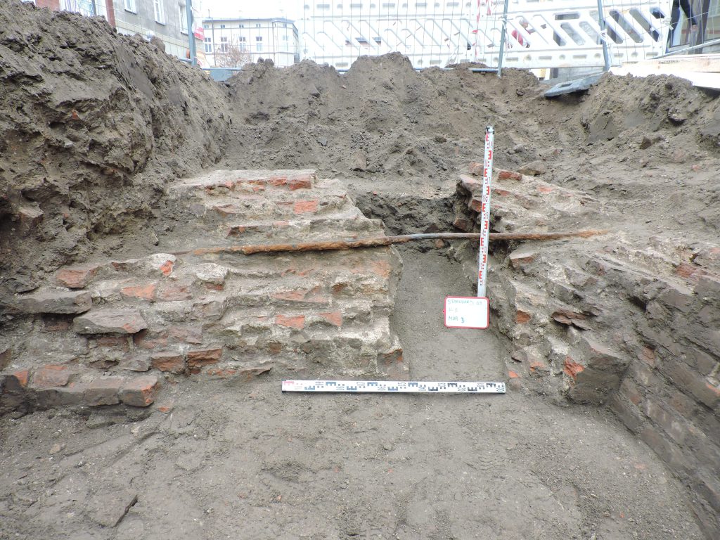 Zniszczony średniowieczny mur w Starogardzie Gdańskim - widoczne przyłącze w skutej koronie muru, badania archeologiczne na ul. Kościuszki